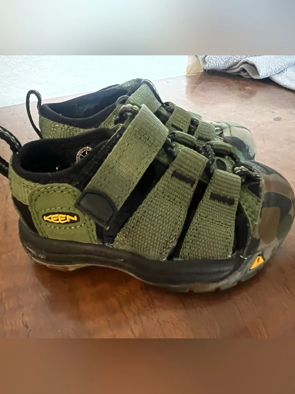 Keen Kids Olive Green Camo Closed-Toe Sandals size 4 little kids